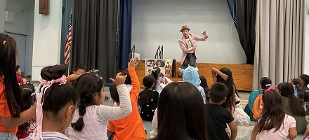 Magician Jeff Thomson performing at Politi Elementary