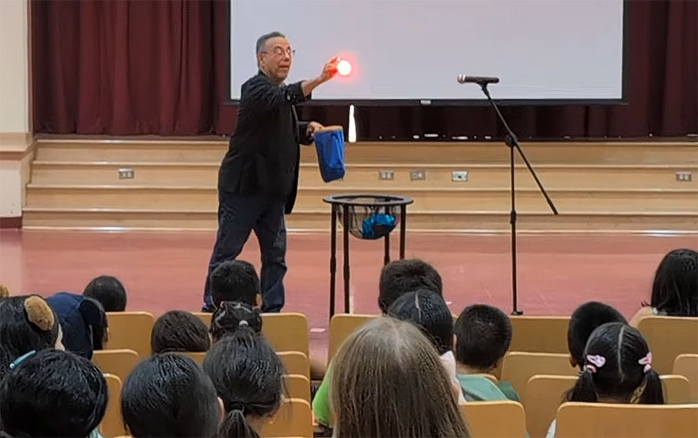 Alex Scainna performing magic at Politi Elementary